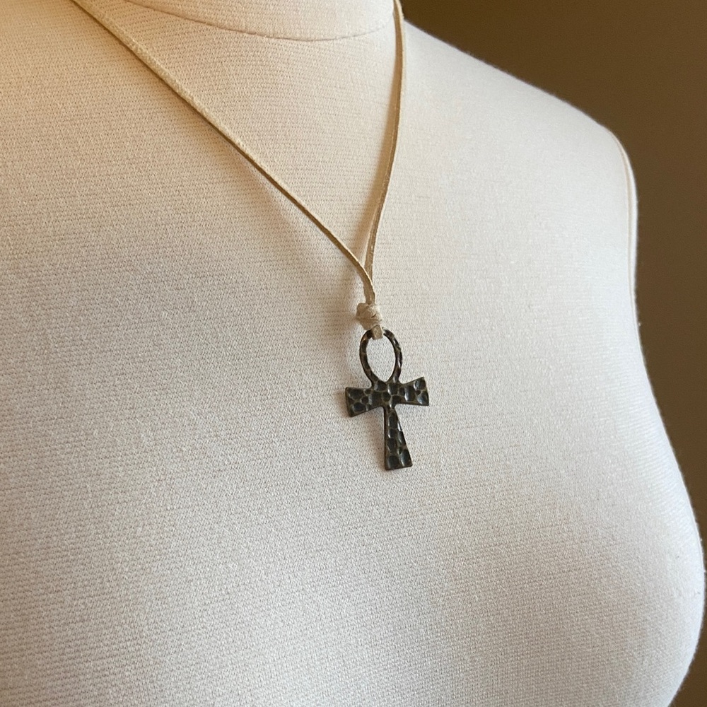 NWT Hammered Cross Pendant Necklace